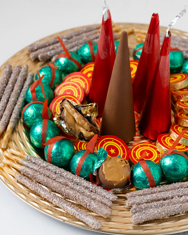 Edible Fire Crackers Hamper Collection by NJDChocolate & ConfectioneryYour Gift Contains: • 4 Pcs Milk Chocolate Tower Bomb • 25 Pcs Chocolate Stick • 20 Pcs Chocolate Truffles • 20 Pcs Chocolate Coin • Weigh of chocolate: 760grams • Flavors: Pistachio, H