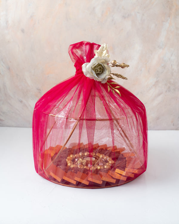 Golden and Orange HamperChocolate & ConfectioneryYour Gift Contains: • 1 designer Diya • 27 assorted Milk chocolates • 19 roasted nuts base Milk chocolate coins • 100gms of Wheat Crispies Dragee • Weigh of chocolate: 850gms approx. • Flavors: Pistachio, H