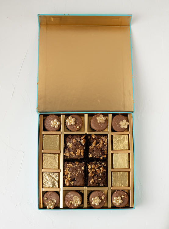 Brownies and Cookies Diwali gift BoxChocolate & ConfectioneryYour Gift Contains: • 4 chocolate Brownies • 8 Diwali theme chocolate covered Oreos • 6 Belgian assorted Milk chocolates • Flavors: Hazelnut, Speculoos and Roche • Box Size: 25x25x4.5cm Handling