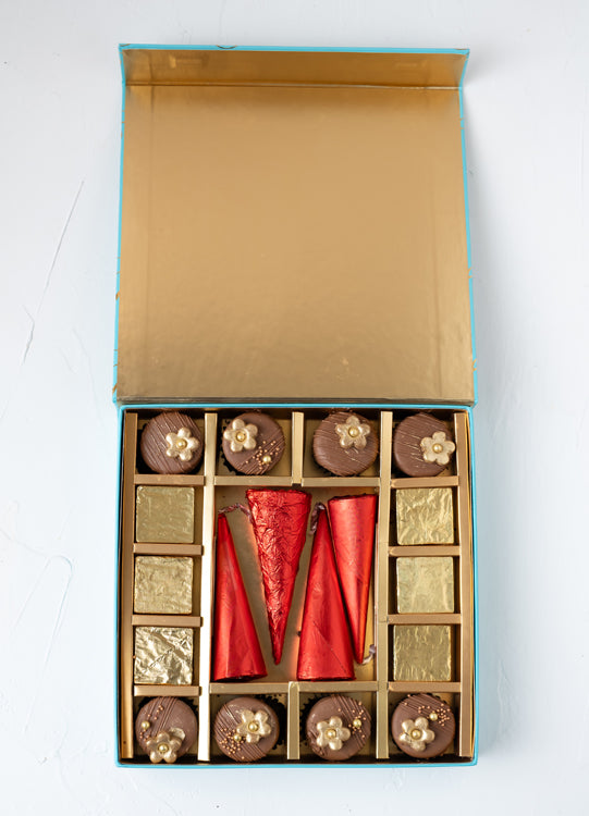 Cookies and Cracker Gift boxChocolate & ConfectioneryYour Gift Contains: • 4 Milk chocolate mini cones • 8 designer chocolate covered Oreo • 6 assorted Belgian Milk chocolate • Weigh of chocolate: 400grams • Flavors: Hazelnut, Speculoos and Roche • Box Si