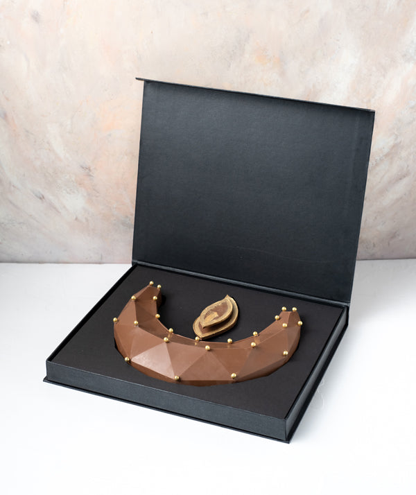 Smashable Pinata Diya by NJDChocolate & ConfectioneryYour Gift Contains: • 300gms Milk chocolate Crescent • 15 milk chocolate truffles in assorted flavors: Pistachio, Peanut Butter, Lotus and Roche • Hammer x 1 • Chocolate size: 19x23x5.5cm • Box Size: 32