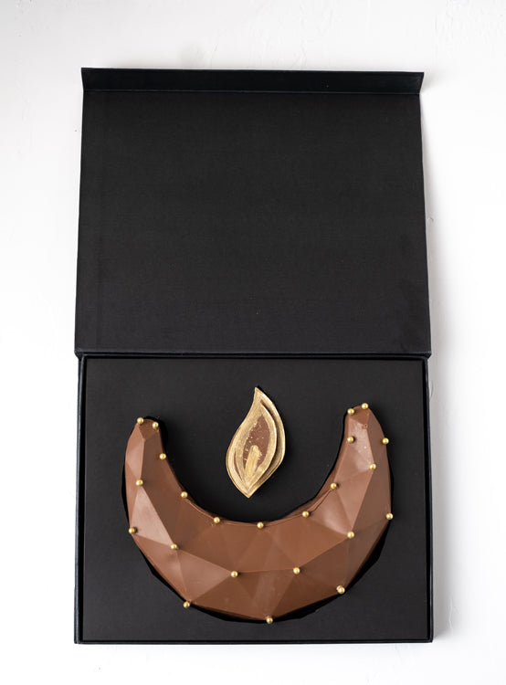 Smashable Pinata Diya by NJDChocolate & ConfectioneryYour Gift Contains: • 300gms Milk chocolate Crescent • 15 milk chocolate truffles in assorted flavors: Pistachio, Peanut Butter, Lotus and Roche • Hammer x 1 • Chocolate size: 19x23x5.5cm • Box Size: 32