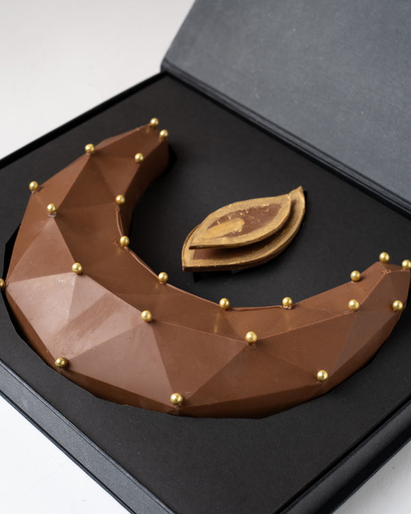 Smashable Pinata Diya by NJDChocolate & ConfectioneryYour Gift Contains: • 300gms Milk chocolate Crescent • 15 milk chocolate truffles in assorted flavors: Pistachio, Peanut Butter, Lotus and Roche • Hammer x 1 • Chocolate size: 19x23x5.5cm • Box Size: 32