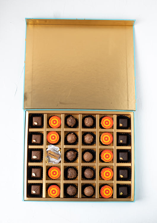 Truffles Bonbon and ChocolateChocolate & ConfectioneryYour Gift Contains: • 10 assorted truffles • 10 Milk chocolate coins • 5 assorted Dark chocolates • 5 assorted Milk chocolates • Weigh of chocolate: 520grams • Flavors: Pistachio, Hazelnut, Speculoos,