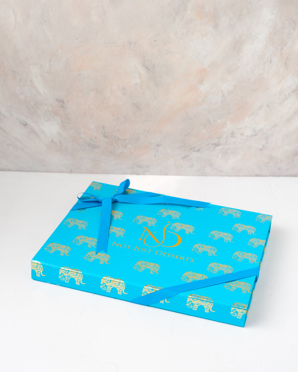 Truffles Bonbon and ChocolateChocolate & ConfectioneryYour Gift Contains: • 10 assorted truffles • 10 Milk chocolate coins • 5 assorted Dark chocolates • 5 assorted Milk chocolates • Weigh of chocolate: 520grams • Flavors: Pistachio, Hazelnut, Speculoos,