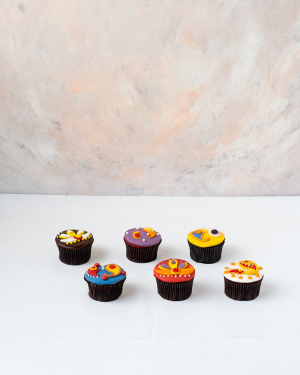 Diwali Theme CupcakesChocolate & ConfectioneryYour Gift Contains: • 6 Pcs Diwali Theme Cupcakes • Flavor : Chocolate / Vanilla / Red Velvet • Box Size: 26x18x14cm Handling and Storage • Keep away from direct heat and sunlight • Best stored between 12-18 °