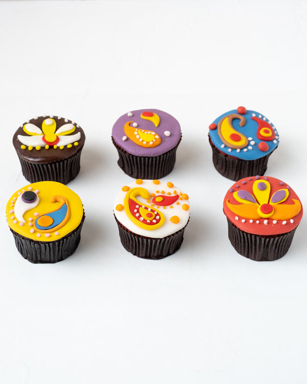 Diwali Theme CupcakesChocolate & ConfectioneryYour Gift Contains: • 6 Pcs Diwali Theme Cupcakes • Flavor : Chocolate / Vanilla / Red Velvet • Box Size: 26x18x14cm Handling and Storage • Keep away from direct heat and sunlight • Best stored between 12-18 °