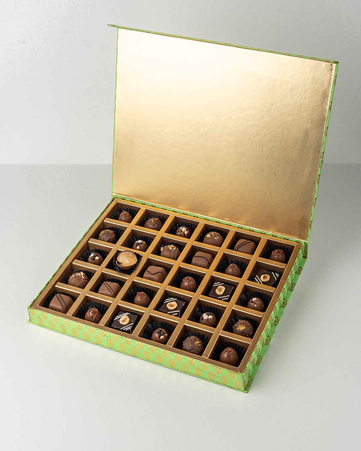 Diwali Collection '24Chocolate & ConfectioneryYour Gift Contains:• 30 Assorted Milk and Dark Chocolate• Flavors: Pistachio, Hazelnut, Speculoos, Peanut Butter and Roche (more flavors available on request)• Weight of chocolate: 450gms approx.• Box Size: 32