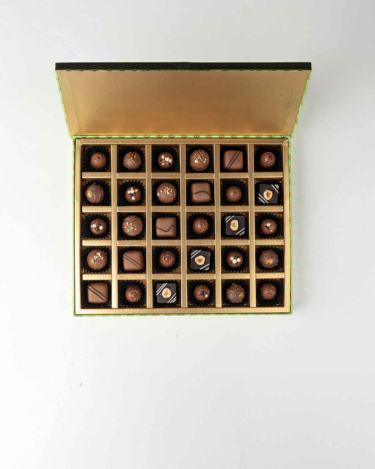 Diwali Collection '24Chocolate & ConfectioneryYour Gift Contains:• 30 Assorted Milk and Dark Chocolate• Flavors: Pistachio, Hazelnut, Speculoos, Peanut Butter and Roche (more flavors available on request)• Weight of chocolate: 450gms approx.• Box Size: 32