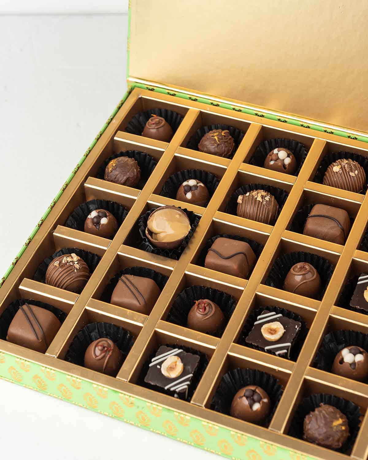 Diwali Collection '24Chocolate & ConfectioneryYour Gift Contains:• 30 Assorted Milk and Dark Chocolate• Flavors: Pistachio, Hazelnut, Speculoos, Peanut Butter and Roche (more flavors available on request)• Weight of chocolate: 450gms approx.• Box Size: 32