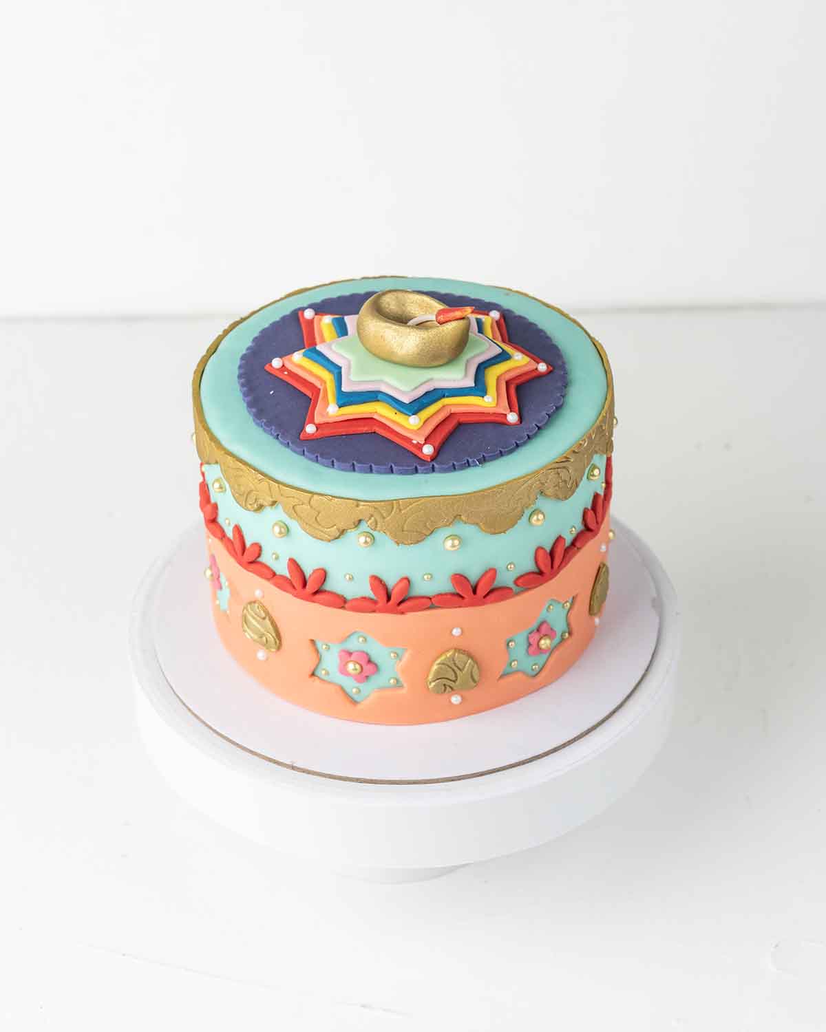 Diwali 1kg Cake with DiyaChocolate & ConfectioneryYour Gift Contains:• 1kg Diwali Theme Cake• Flavor: Chocolate/Vanilla/Red Velvet/Brownie• Box Size: 21x21x25Handling and Storage • Keep away from direct heat and sunlight• Best stored between 12-18 °C• Sui