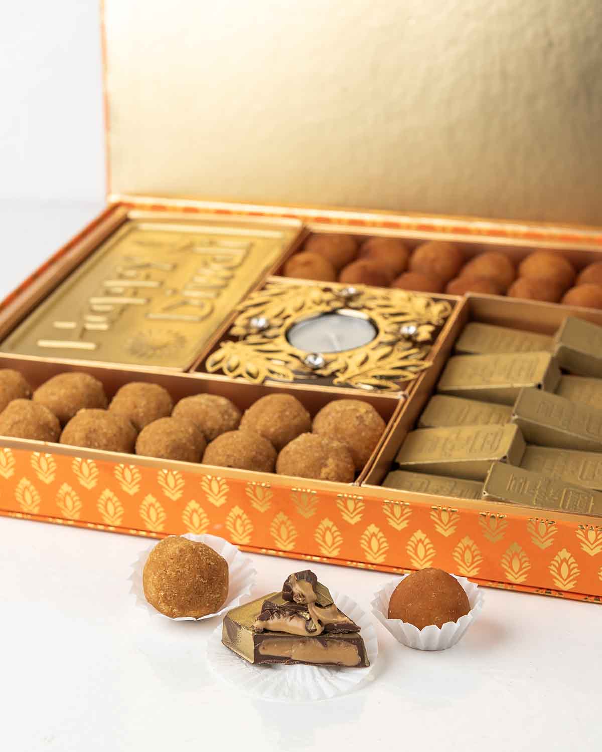 Ladoo and Chocolate Diwali Gift BoxChocolate & ConfectioneryYour Gift Contains:• 1 x Diya • 1 x Happy Diwali Chocolate Bar• 10 x Edible gold bullion chocolate filled in Pistachio, Kunafa, Hazelnut, Speculoos, Peanut Butter and Roche (more flavors availabl