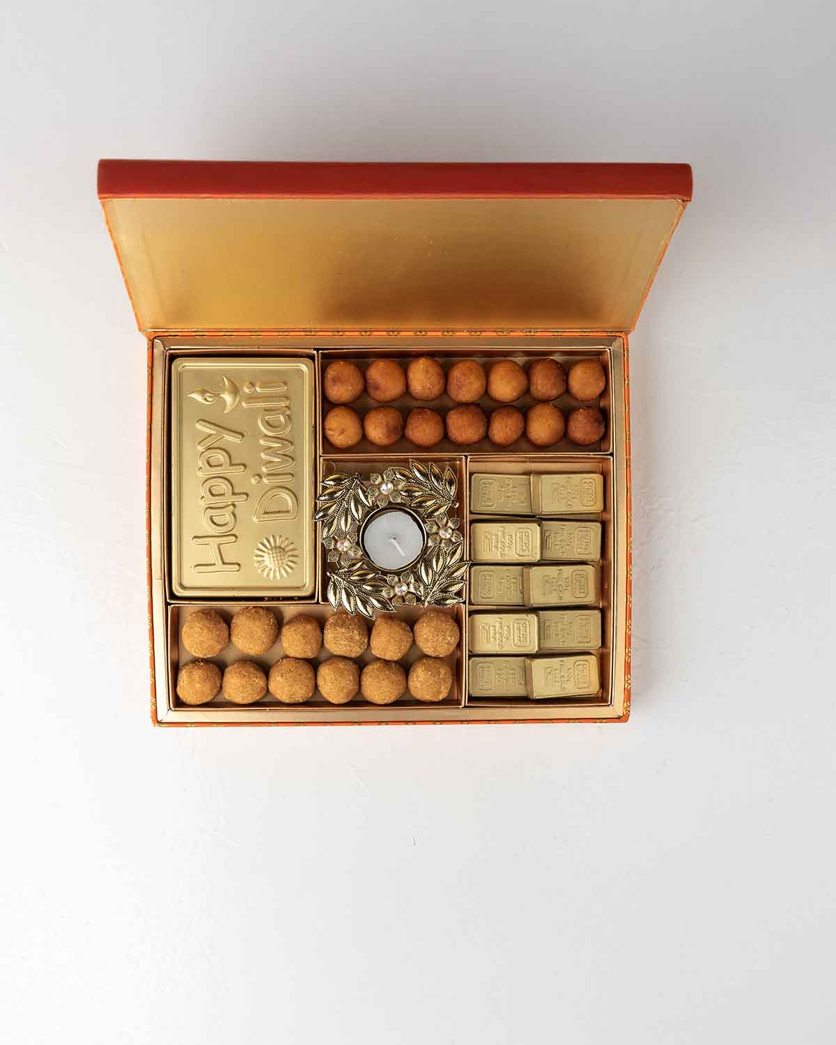 Ladoo and Chocolate Diwali Gift BoxChocolate & ConfectioneryYour Gift Contains:• 1 x Diya • 1 x Happy Diwali Chocolate Bar• 10 x Edible gold bullion chocolate filled in Pistachio, Kunafa, Hazelnut, Speculoos, Peanut Butter and Roche (more flavors availabl