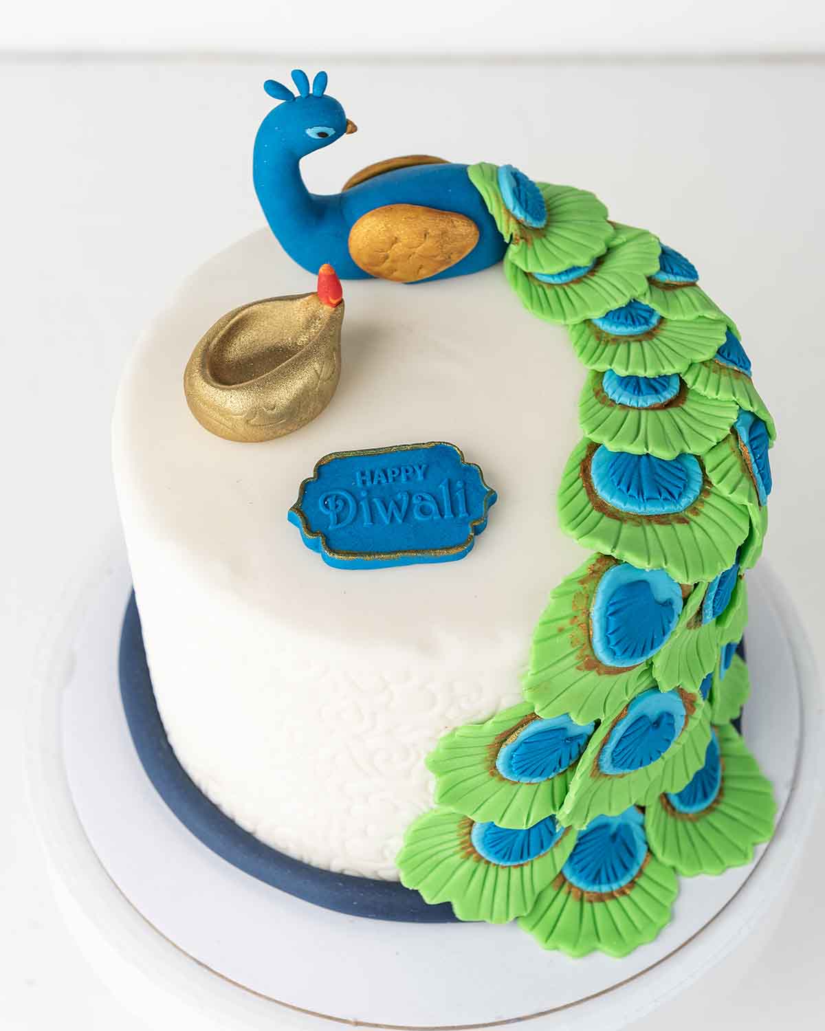 1kg Peacock CakeChocolate & ConfectioneryYour Gift Contains:• 1kg Diwali Theme Cake Peacock cake• Flavor: Chocolate/Vanilla/Red Velvet/Brownie• Box Size: 21x21x25cmHandling and Storage • Keep away from direct heat and sunlight• Best stored between 12-18 °