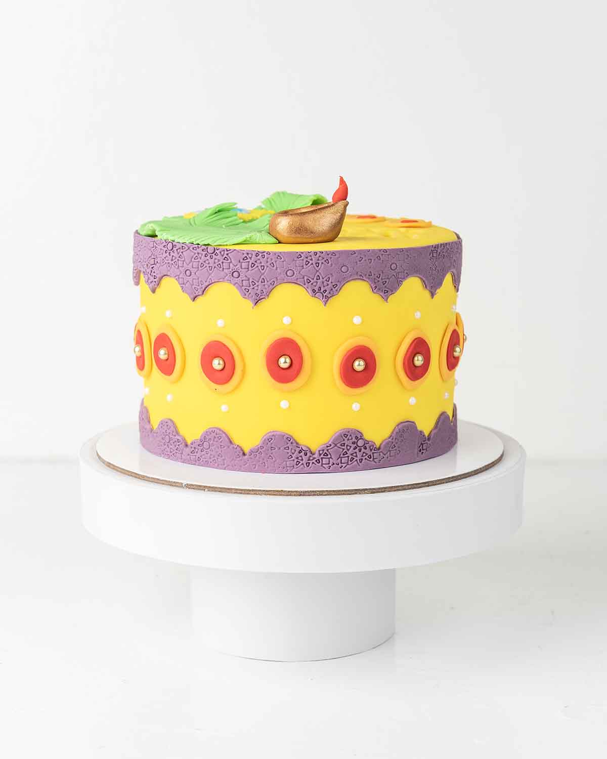 Diwali Ethnic CakeChocolate & ConfectioneryYour Gift Contains:• 1kg Diwali Theme Cake• Flavor: Chocolate/ Vanilla/ Red Velvet/ Brownie• Box Size: 21x21x25cmHandling and Storage • Keep away from direct heat and sunlight• Best stored between 12-18 °C• Suita