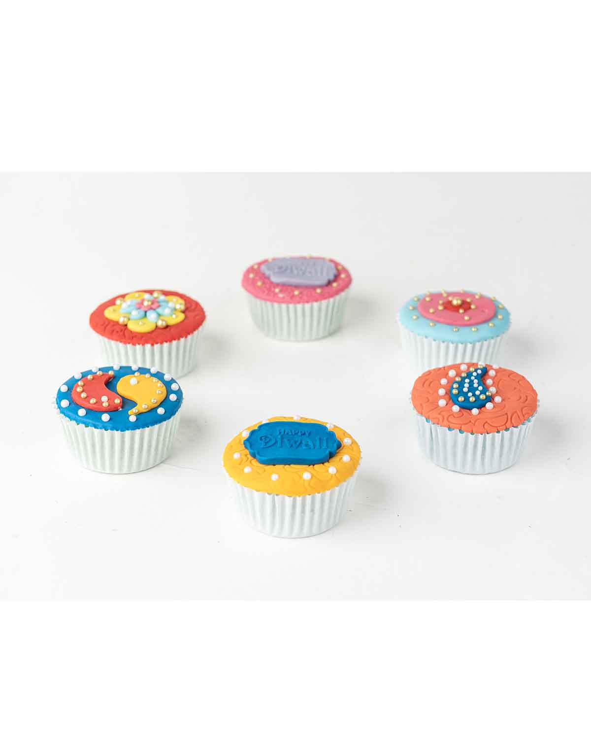 Diwali Colorful CupcakesChocolate & ConfectioneryYour Gift Contains:• 6 Colorful Diwali cupcakes• Flavor: Chocolate/Vanilla/Red Velvet• Box Size: 24 x17x14cmHandling and Storage • Keep away from direct heat and sunlight• Best stored between 12-18 °C• Suit