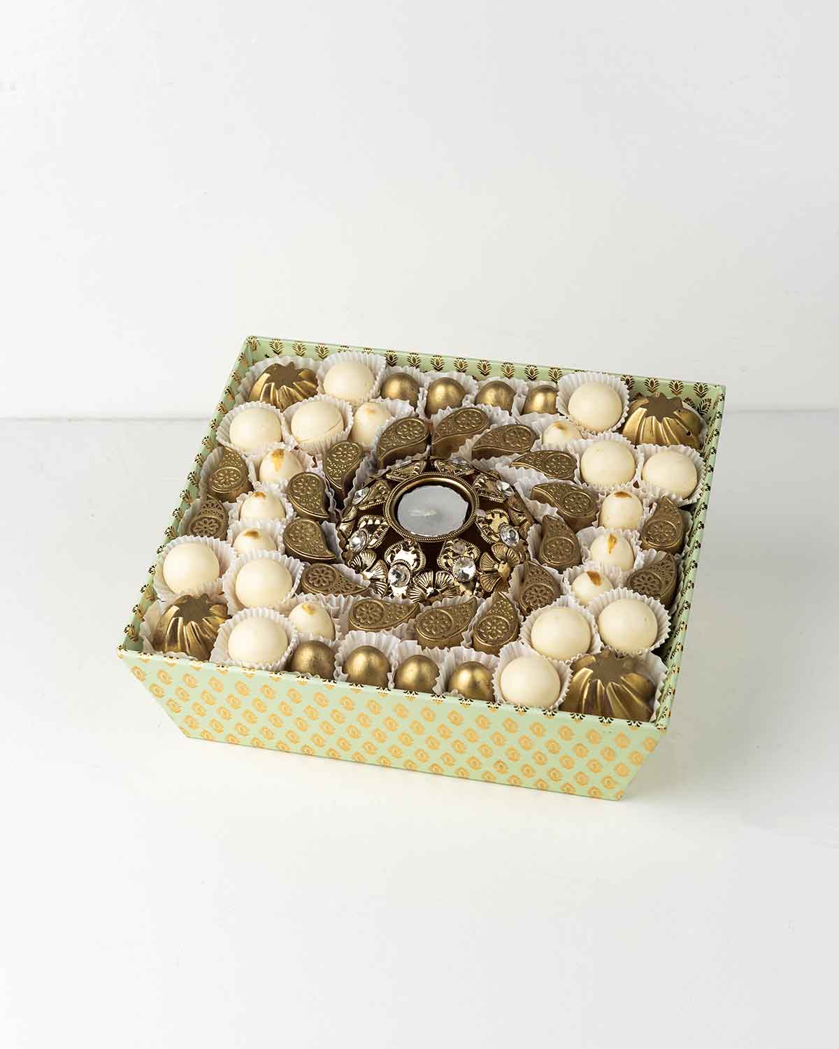 White and Golden Diwali Gift TrayChocolate & ConfectioneryYour Gift Contains:• 1 Diya• 21 x Assorted White chocolate• 29 x Assorted Milk chocolate • Flavors: Pistachio, Hazelnut, Speculoos, Peanut Butter and Roche (more flavors available on request)• Weig