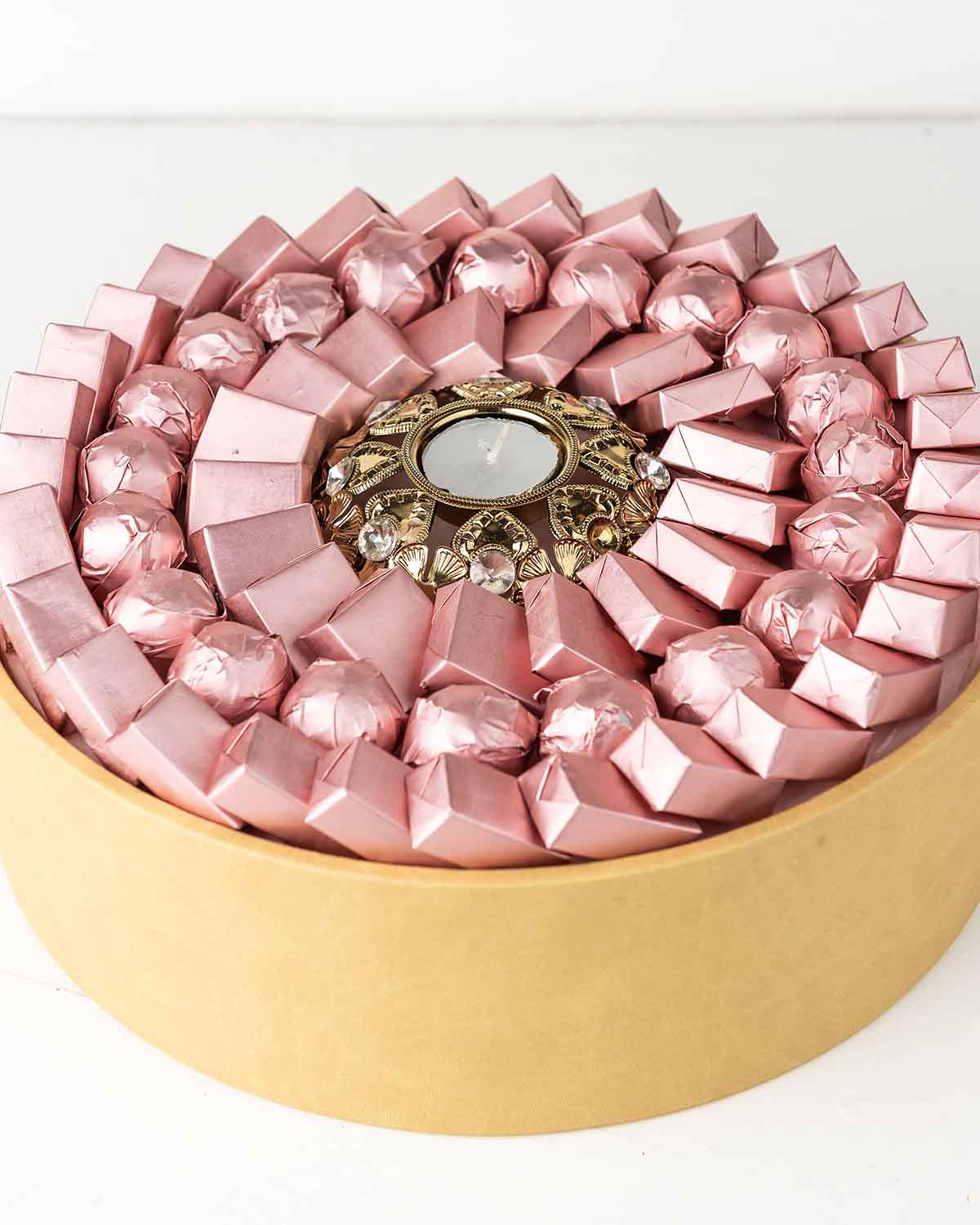 66 Chocolate HamperChocolate & ConfectioneryYour Gift Contains:• 1 Diya• 66 x Assorted Milk and Dark Chocolates • Flavors: Pistachio, Hazelnut, Speculoos, Peanut Butter and Roche (more flavors available on request)• Box Dimension: 30x30x35cmHandling and S