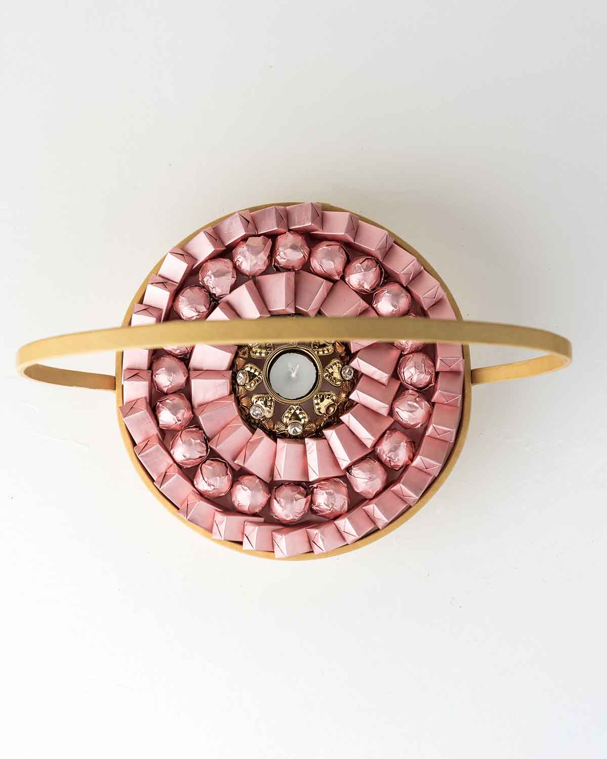 66 Chocolate HamperChocolate & ConfectioneryYour Gift Contains:• 1 Diya• 66 x Assorted Milk and Dark Chocolates • Flavors: Pistachio, Hazelnut, Speculoos, Peanut Butter and Roche (more flavors available on request)• Box Dimension: 30x30x35cmHandling and S