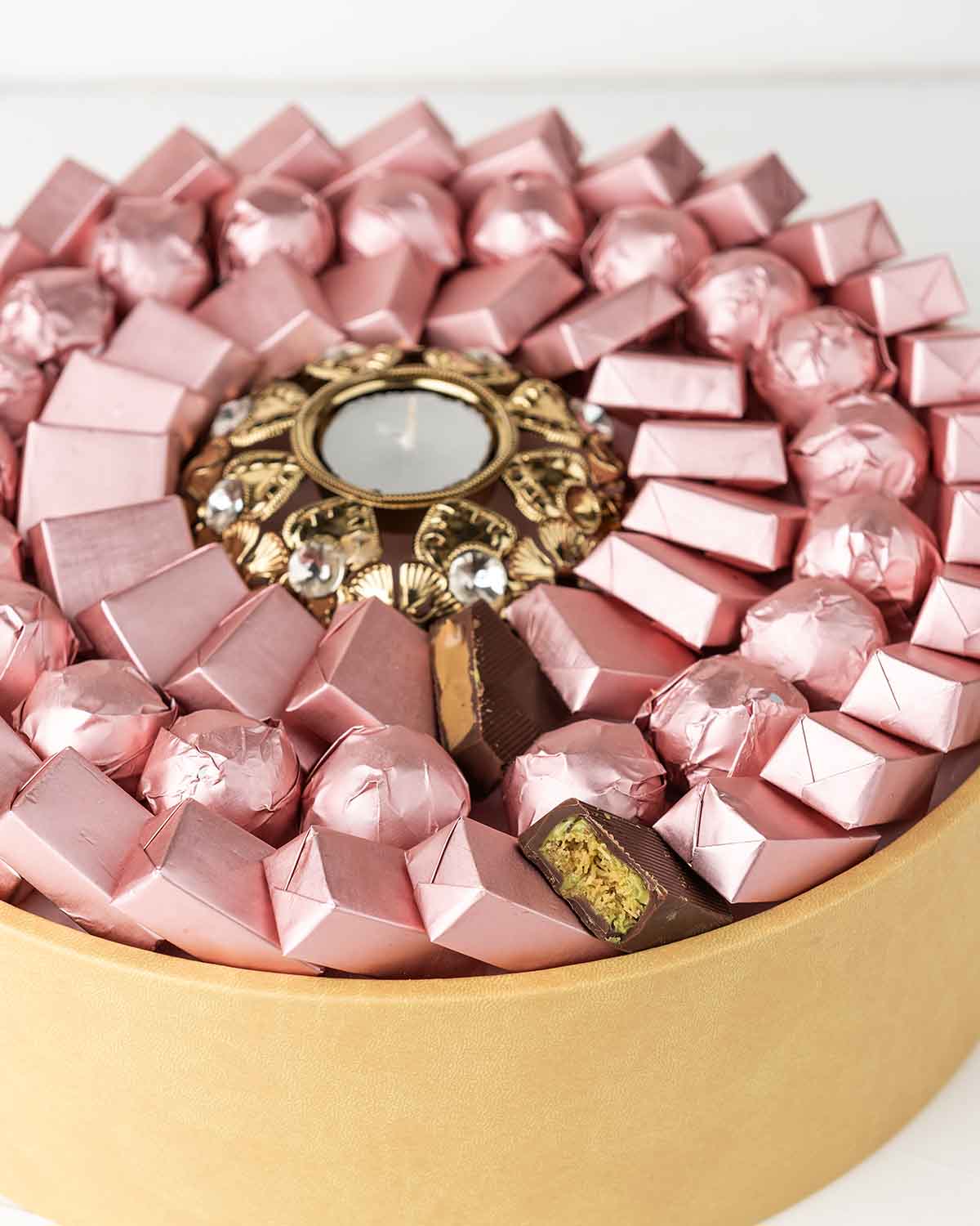 66 Chocolate HamperChocolate & ConfectioneryYour Gift Contains:• 1 Diya• 66 x Assorted Milk and Dark Chocolates • Flavors: Pistachio, Hazelnut, Speculoos, Peanut Butter and Roche (more flavors available on request)• Box Dimension: 30x30x35cmHandling and S