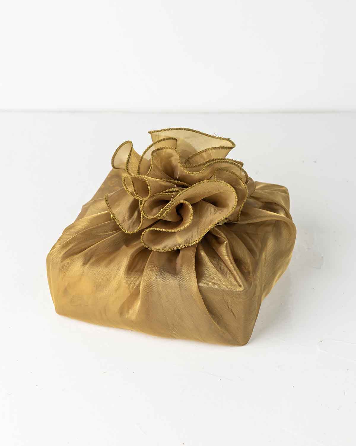 Diwali Assortment with Savory and SweetsChocolate & ConfectioneryYour Gift Contains:• 150gm Savory Chilly Biscuit• 350gm Brownie Bites • 30gm Savory Fox Nut• 300gm Milk Chocolate Truffles filled in Pistachio, Hazelnut, Speculoos, Peanut Butter and Roche•