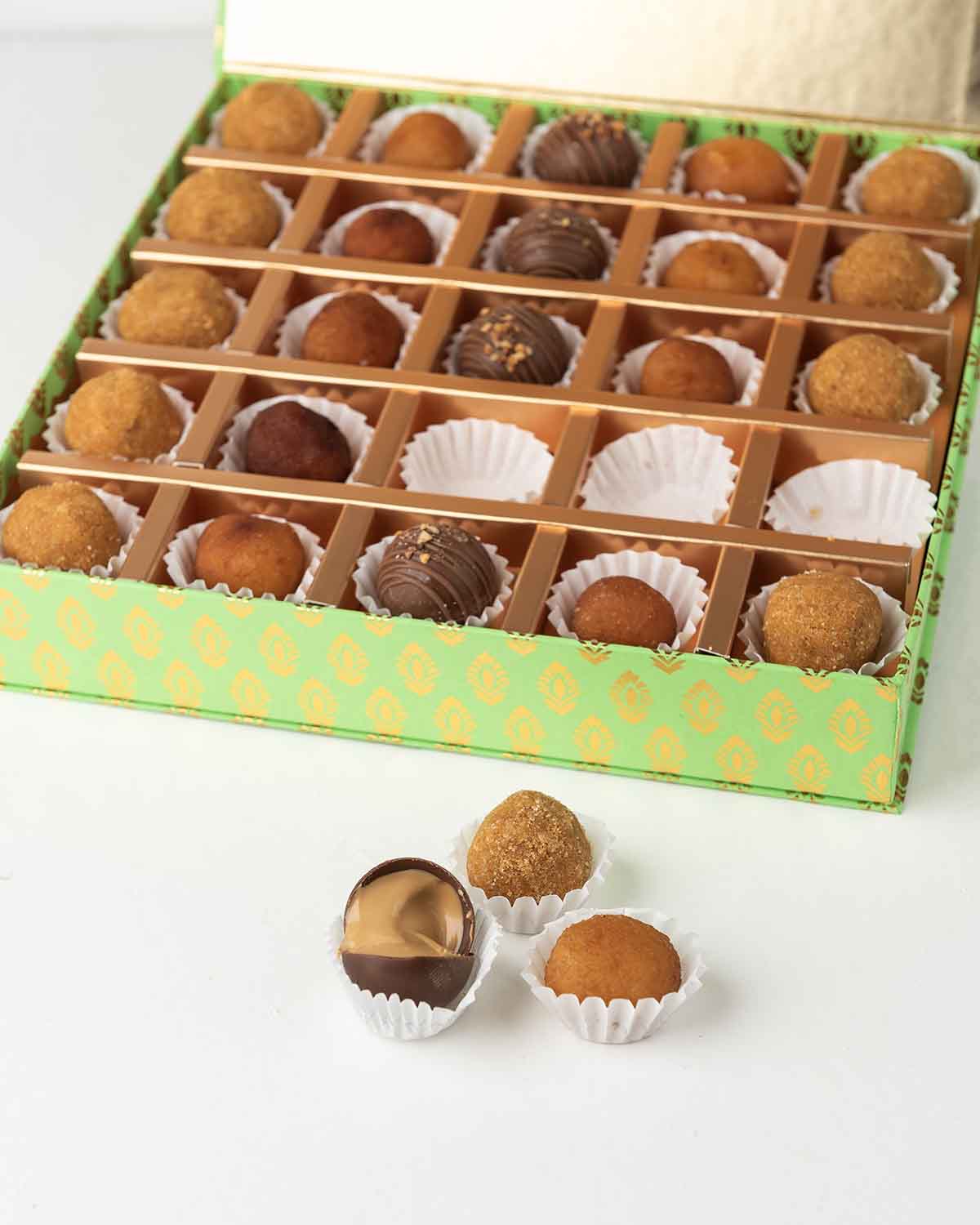 25 Ladoo's, Gulab Jamun and Truffles Gift BoxChocolate & ConfectioneryYour Gift Contains:• 10 x fresh Besan Laddu• 10 x Gulab Jamun Sweets• 5 x Milk Chocolate Truffles • Flavors: Pistachio, Hazelnut, Speculoos, Peanut Butter and Roche (more flavors availa