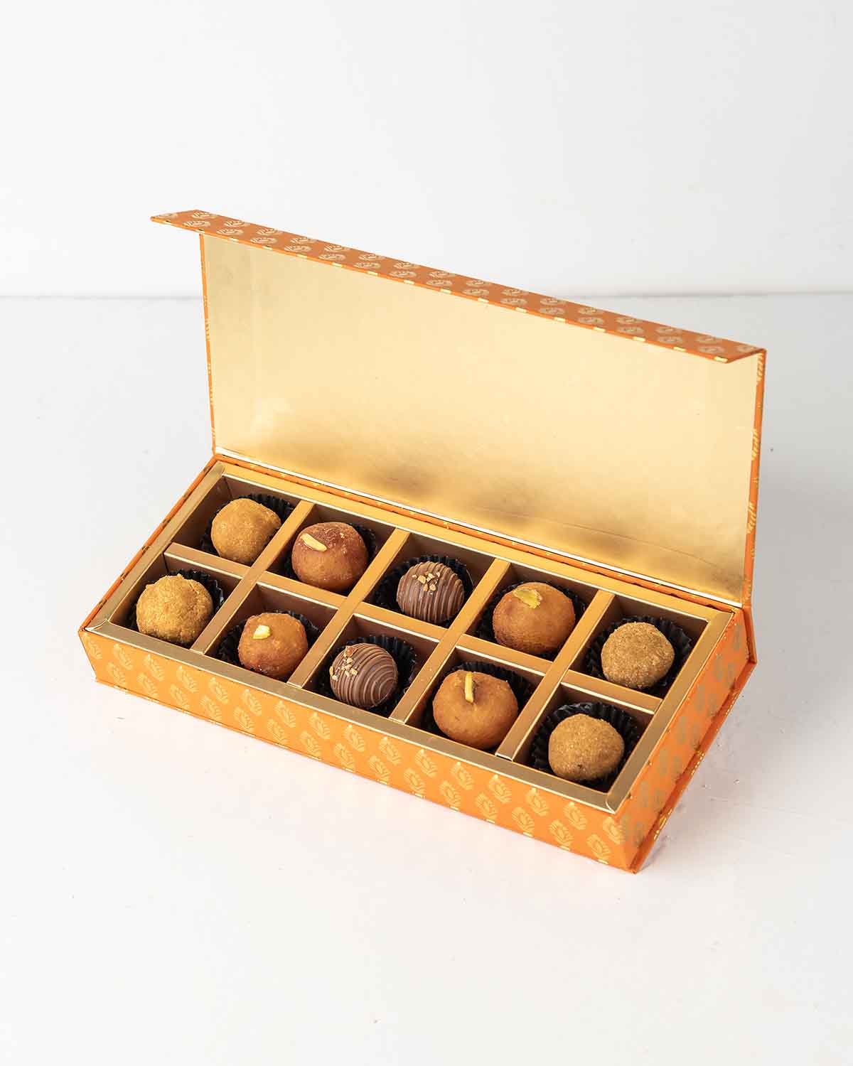 10 Ladoo's and Truffles Gift BoxChocolate & ConfectioneryYour Gift Contains:• 2 x Milk Chocolate Truffles • 4 x Besan Laddu• 4 x Gulab Jamun• Box Size: 28.5x12x4cmHandling and Storage • Keep away from direct heat and sunlight• Best stored between 12-18 °C