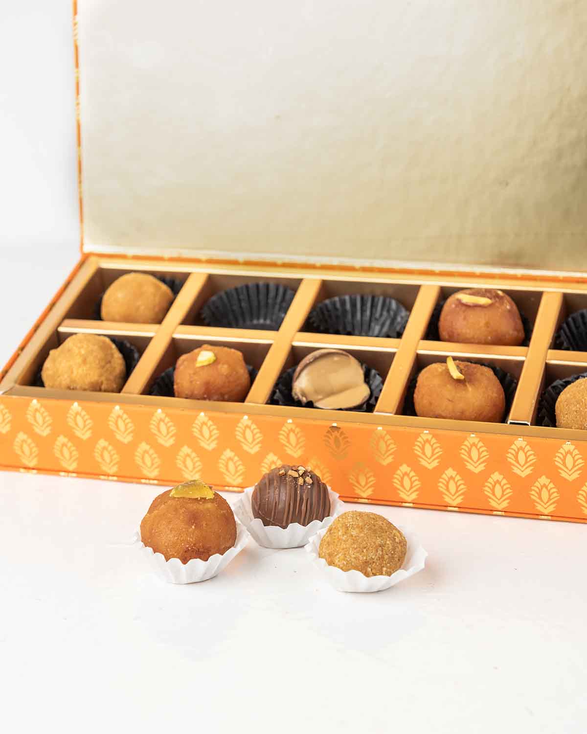 10 Ladoo's and Truffles Gift BoxChocolate & ConfectioneryYour Gift Contains:• 2 x Milk Chocolate Truffles • 4 x Besan Laddu• 4 x Gulab Jamun• Box Size: 28.5x12x4cmHandling and Storage • Keep away from direct heat and sunlight• Best stored between 12-18 °C