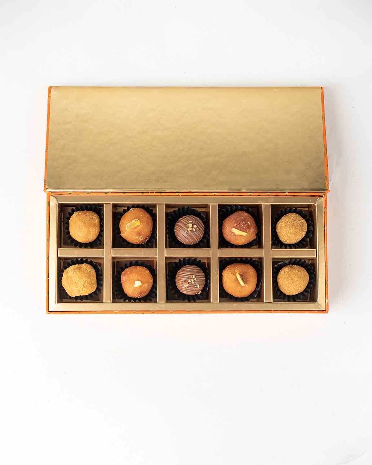 10 Ladoo's and Truffles Gift BoxChocolate & ConfectioneryYour Gift Contains:• 2 x Milk Chocolate Truffles • 4 x Besan Laddu• 4 x Gulab Jamun• Box Size: 28.5x12x4cmHandling and Storage • Keep away from direct heat and sunlight• Best stored between 12-18 °C