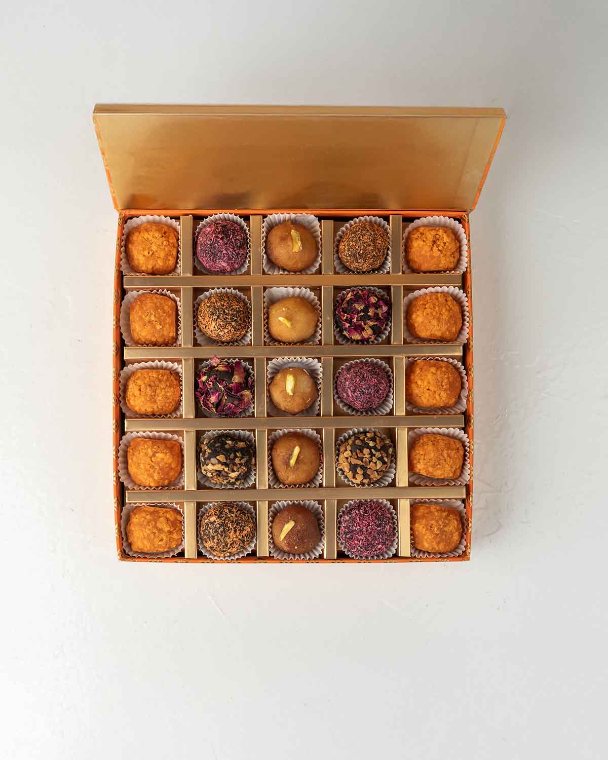 25 Ladoo's and Truffles Gift BoxChocolate & ConfectioneryYour Gift Contains:• 10 x Assorted French Truffles• 10 x Boondi Laddu• 5 x Gulab Jamun• Box Size: 25x25x4.5cmHandling and Storage • Keep away from direct heat and sunlight• Best stored between 12-18