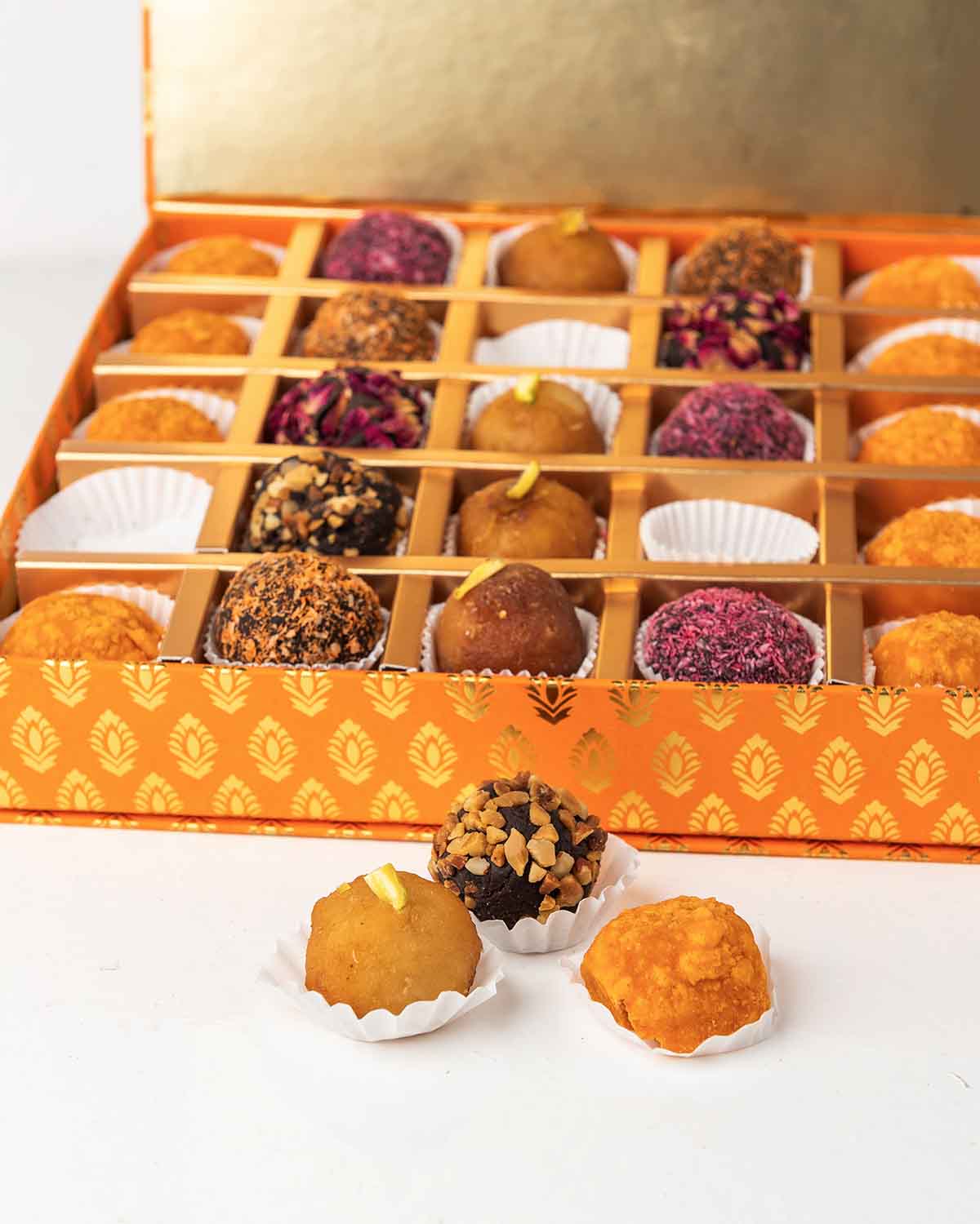 25 Ladoo's and Truffles Gift BoxChocolate & ConfectioneryYour Gift Contains:• 10 x Assorted French Truffles• 10 x Boondi Laddu• 5 x Gulab Jamun• Box Size: 25x25x4.5cmHandling and Storage • Keep away from direct heat and sunlight• Best stored between 12-18