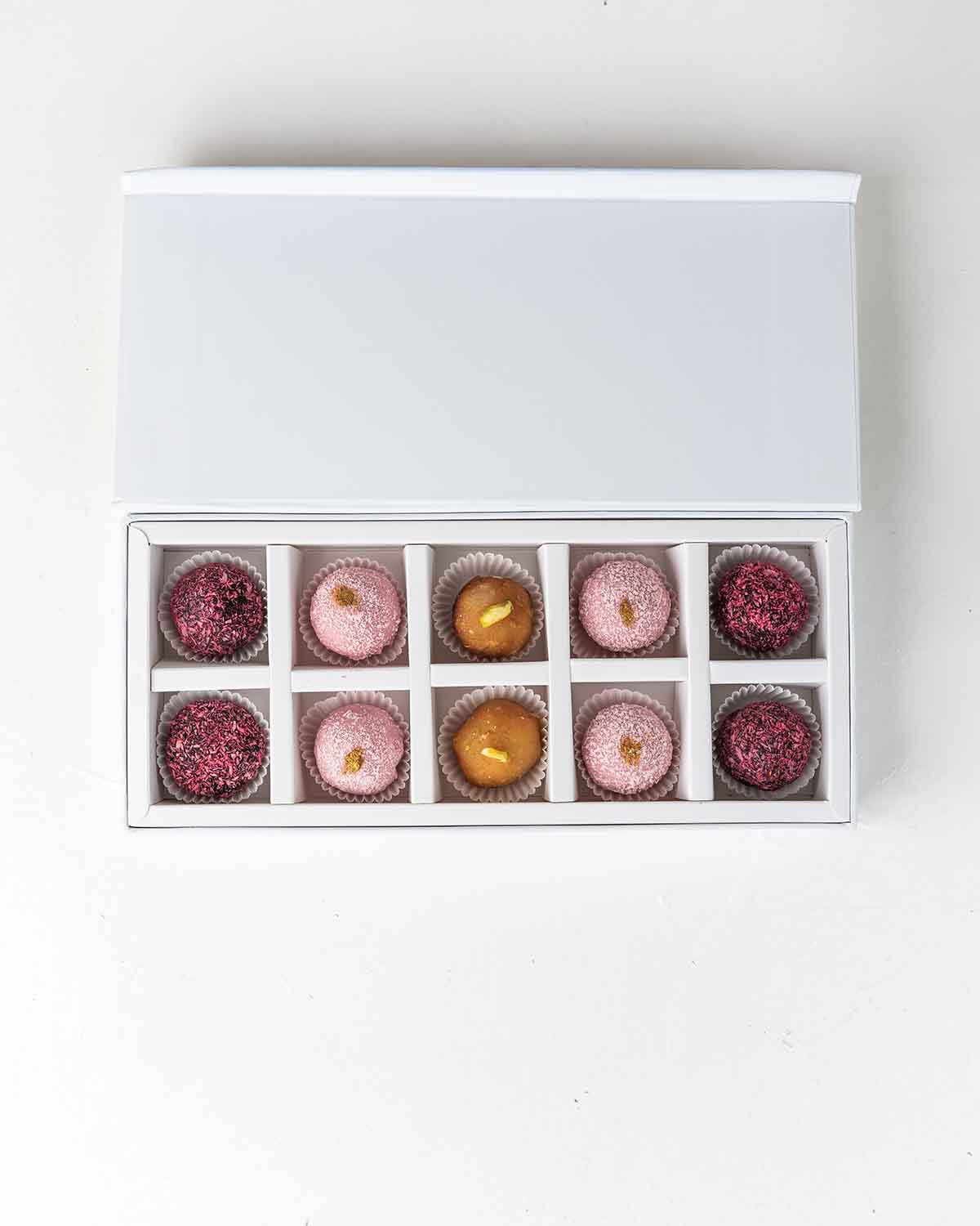 French Truffles and Gulab JamunChocolate & ConfectioneryYour Gift Contains:• 2 x Gulab Jamun • 8 x Assorted French Truffles• Box Size: 28.5x12x4cmHandling and Storage • Keep away from direct heat and sunlight• Best stored between 12-18 °C• Suitable for ve