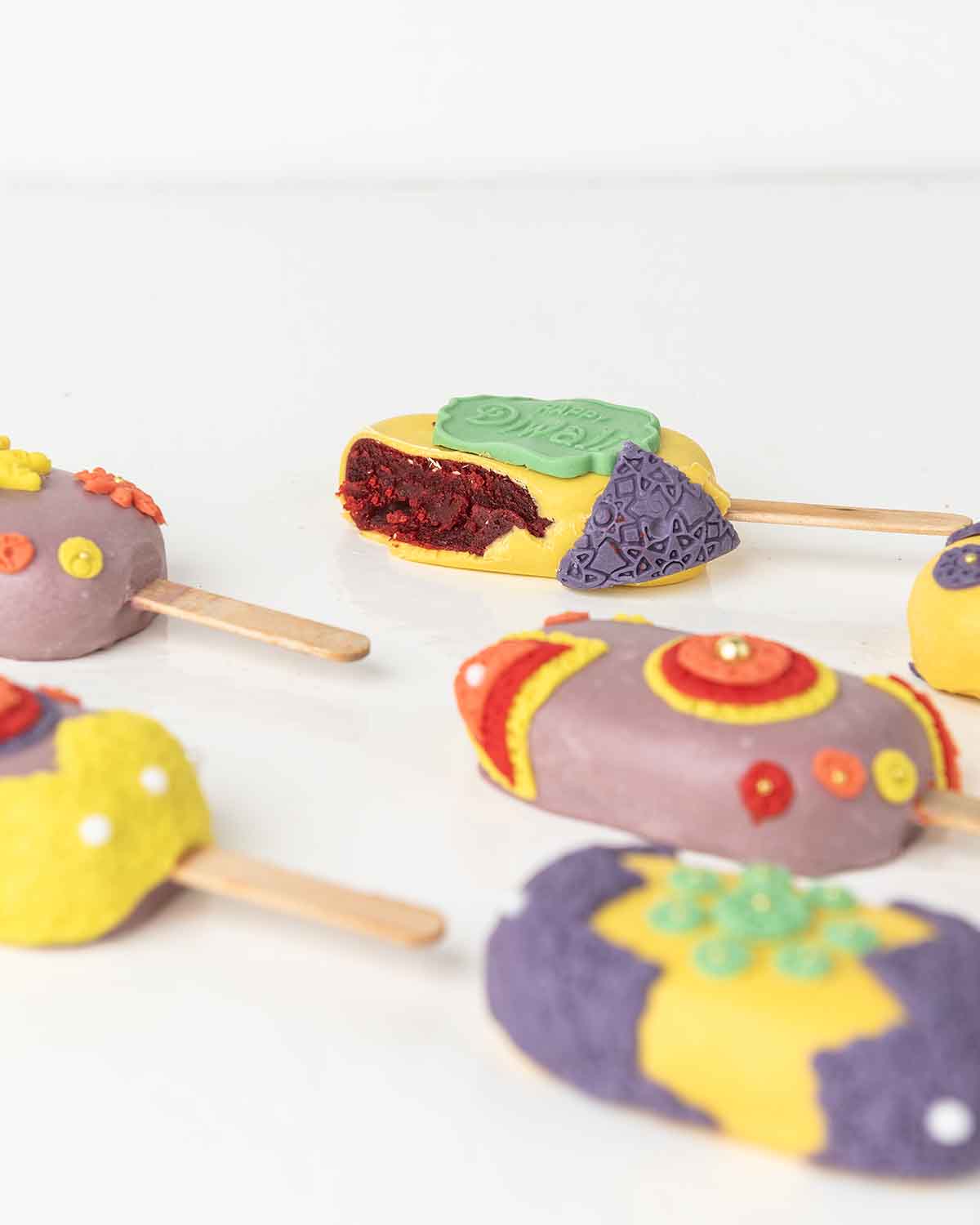 Diwali CakesiclesChocolate & ConfectioneryYour Gift Contains:• 6 x Diwali Theme Cakesicles• Flavors: Chocolate/Vanilla/Red Velvet• Cakesicles Box Size: 35×14.5x4cmHandling and Storage • Keep away from direct heat and sunlight• Best stored between 12-18 °C