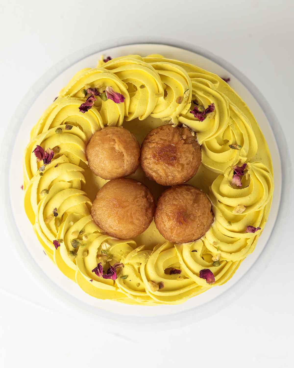 Gulab Jamun CakeChocolate & ConfectioneryYour Gift Contains:• 1kg Diwali Theme Gulab Jamun Cake• Flavor: Vanilla with Gulab Jamun• Box Size: 21x21x25cmHandling and Storage • Keep away from direct heat and sunlight• Best stored between 12-18 °C• Suitable f