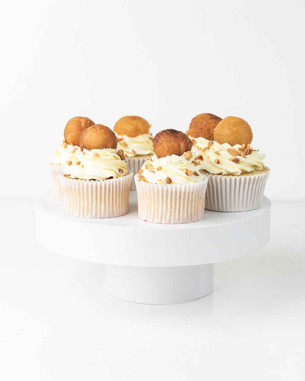 Gulab Jamun CupcakeChocolate & ConfectioneryYour Gift Contains:• 6 Gulab Jamun flavor cupcakes• Flavor: Vanilla with Gulab Jamun• Box Size:24 x17x14cmHandling and Storage • Keep away from direct heat and sunlight• Best stored between 12-18 °C• Suitable fo