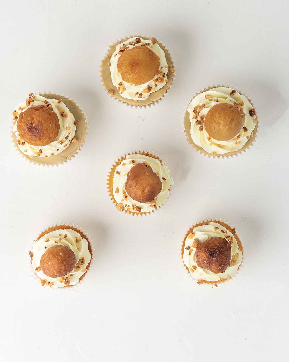 Gulab Jamun CupcakeChocolate & ConfectioneryYour Gift Contains:• 6 Gulab Jamun flavor cupcakes• Flavor: Vanilla with Gulab Jamun• Box Size:24 x17x14cmHandling and Storage • Keep away from direct heat and sunlight• Best stored between 12-18 °C• Suitable fo