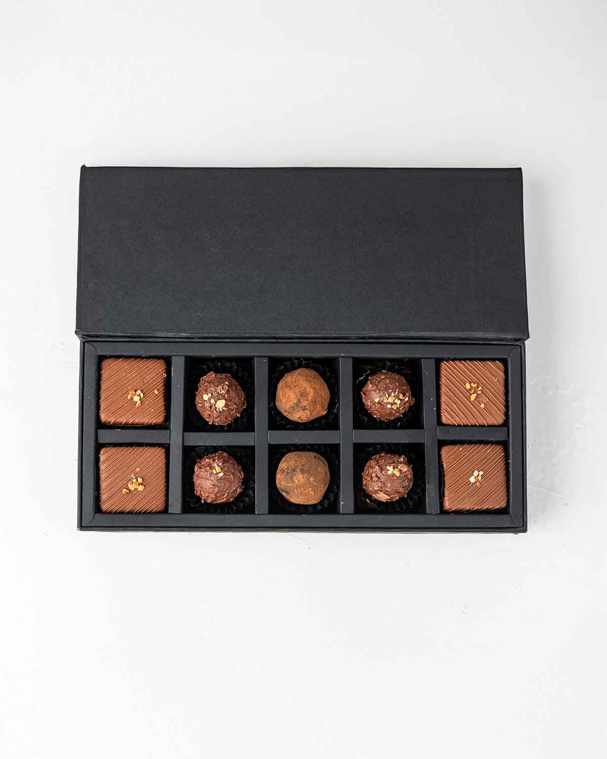 Truffles and Brownies 10pc BoxChocolate & ConfectioneryYour Gift Contains:• 220gm Brownie Cake Bites • 4 x Milk Chocolate Truffles• 2 x French Truffles• Flavors: Pistachio, Hazelnut, Speculoos, Peanut Butter and Roche (more flavors available on request)•