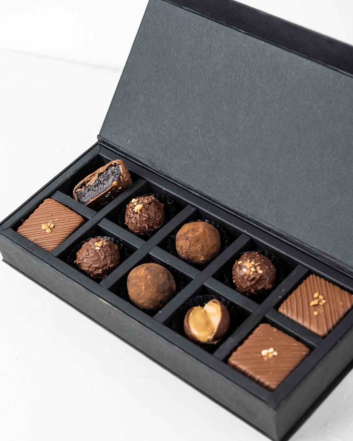 Truffles and Brownies 10pc BoxChocolate & ConfectioneryYour Gift Contains:• 220gm Brownie Cake Bites • 4 x Milk Chocolate Truffles• 2 x French Truffles• Flavors: Pistachio, Hazelnut, Speculoos, Peanut Butter and Roche (more flavors available on request)•