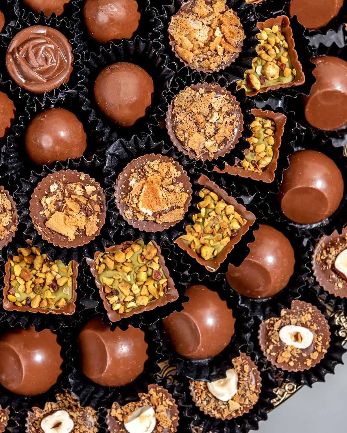 78 Assorted Chocolates ArrangementChocolate & ConfectioneryYour Gift Contains:• 78 assorted Belgian milk chocolates• Flavors: Pistachio, Hazelnut, Speculoos, Peanut Butter and Roche, Coconut, Date and Coffee• Chocolate Weight: 900g• Tray Dimension: 31x31c