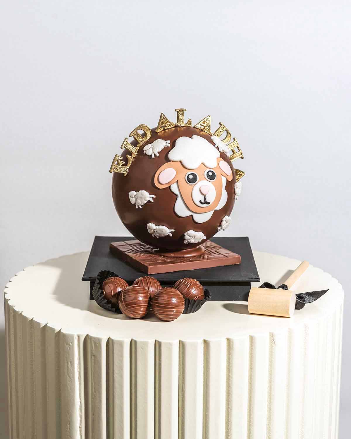 EID Al ADHA Hand Designed SMASH BallChocolate & ConfectioneryYour Gift Contains:• Approx 420g Eid al Adha Smash Ball• 10pcs Milk Chocolate Assorted Truffles • Flavors: Pistachio, Hazelnut, Speculoos, Peanut Butter and Roche • Chocolate size: 12x12x15cm •