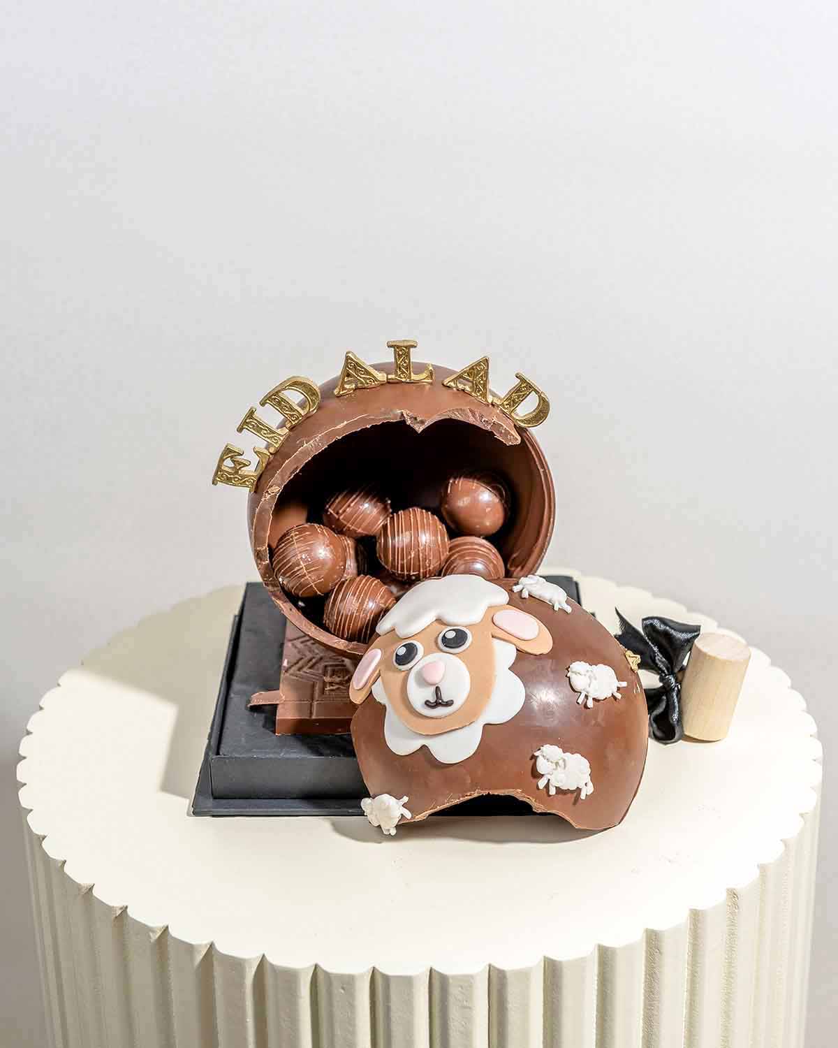 EID Al ADHA Hand Designed SMASH BallChocolate & ConfectioneryYour Gift Contains:• Approx 420g Eid al Adha Smash Ball• 10pcs Milk Chocolate Assorted Truffles • Flavors: Pistachio, Hazelnut, Speculoos, Peanut Butter and Roche • Chocolate size: 12x12x15cm •