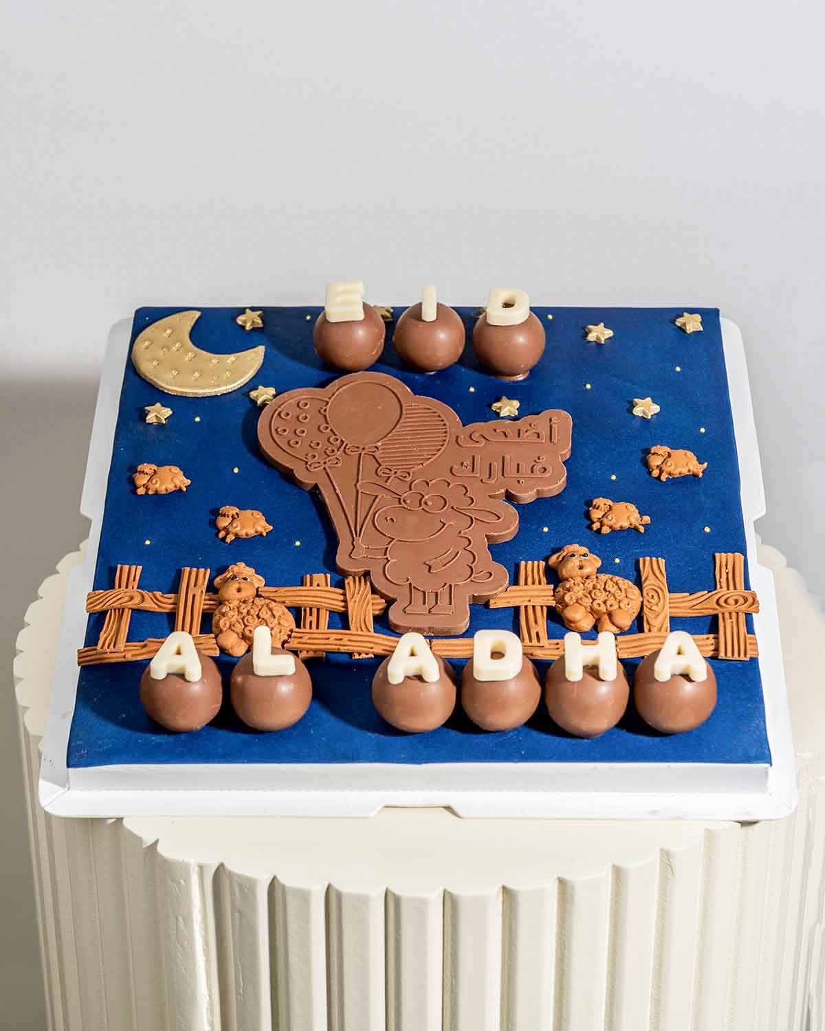 EID Al ADHA Cake PopsChocolate & ConfectioneryYour Gift Contains:• Chocolate and cakepops Eid Al Ahda Theme Arrangement • Cake Flavors: Chocolate/Vanilla/Red Velvet• Chocolate Weight: 150g• Box Size: 25.5x25.5x17cmHandling and Storage • Keep away from dir