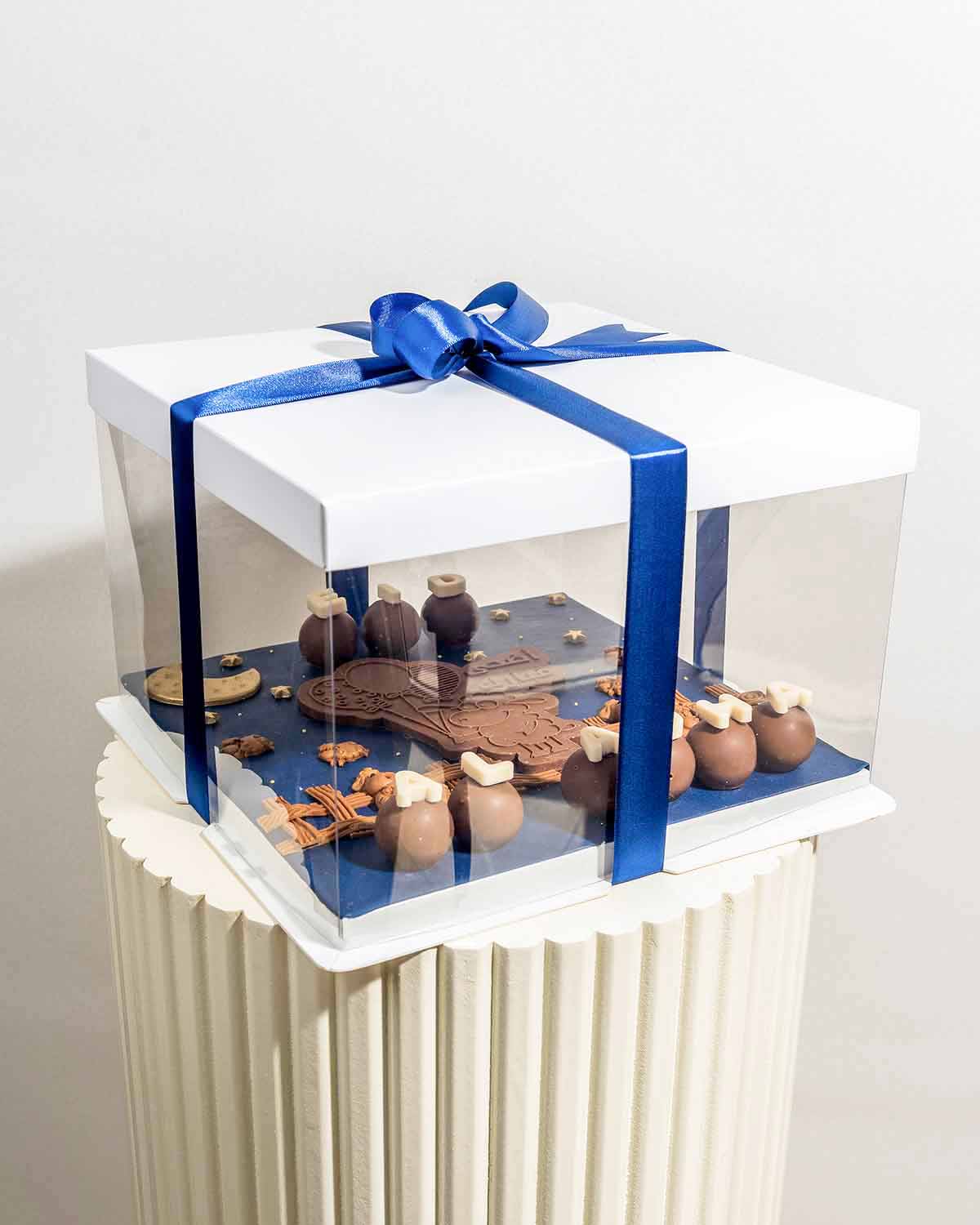 EID Al ADHA Cake PopsChocolate & ConfectioneryYour Gift Contains:• Chocolate and cakepops Eid Al Ahda Theme Arrangement • Cake Flavors: Chocolate/Vanilla/Red Velvet• Chocolate Weight: 150g• Box Size: 25.5x25.5x17cmHandling and Storage • Keep away from dir