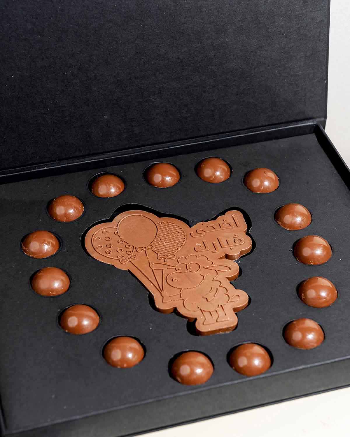 Truffles and EID Chocolate BarChocolate & ConfectioneryYour Gift Contains:• 1 Bar Milk Chocolate Sheep • 15pcs Milk Chocolate Assorted Truffles• Flavors: Pistachio, Hazelnut, Speculoos, Peanut Butter and Roche• Chocolate Weight: 400g• Box Size: 32x26x3cmH
