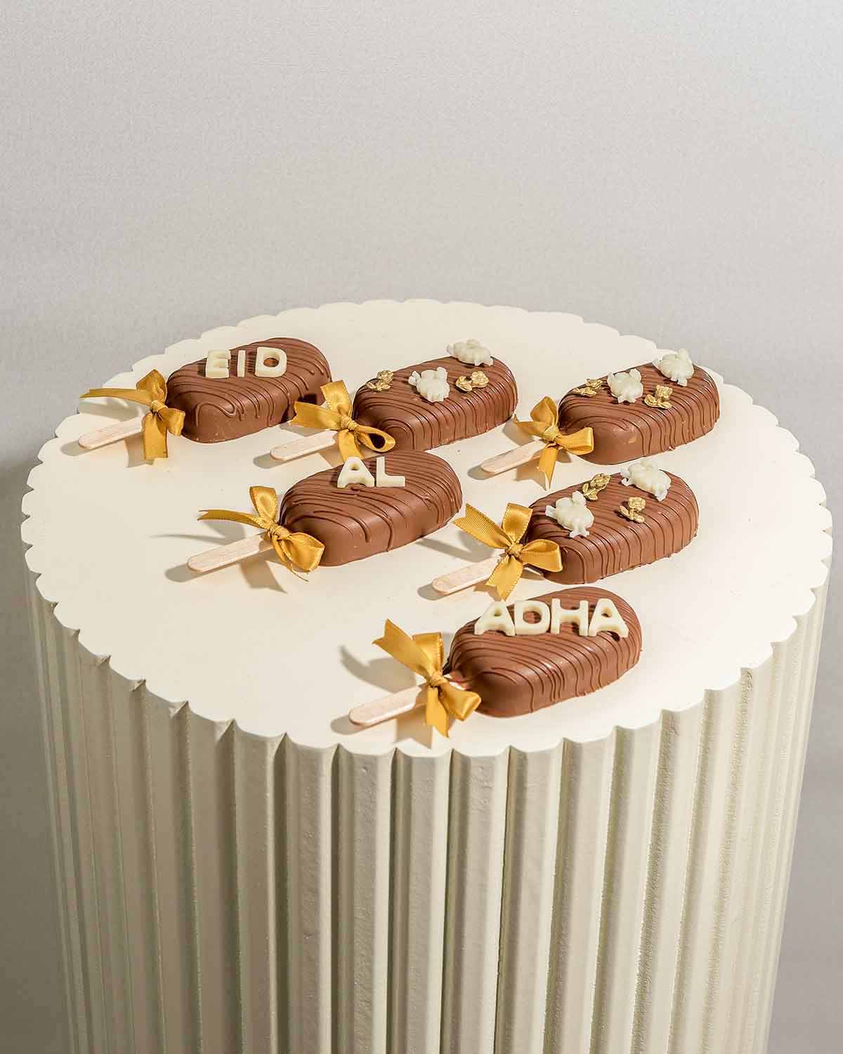 Milk Chocolate CakesiclesChocolate & ConfectioneryYour Gift Contains:• 12pcs Eid Al Adha Chocolate Covered Oreos • Chocolate Weight: 310g• Box Size: 24x18x4cmHandling and Storage • Keep away from direct heat and sunlight• Best stored between 12-18 °C• Not