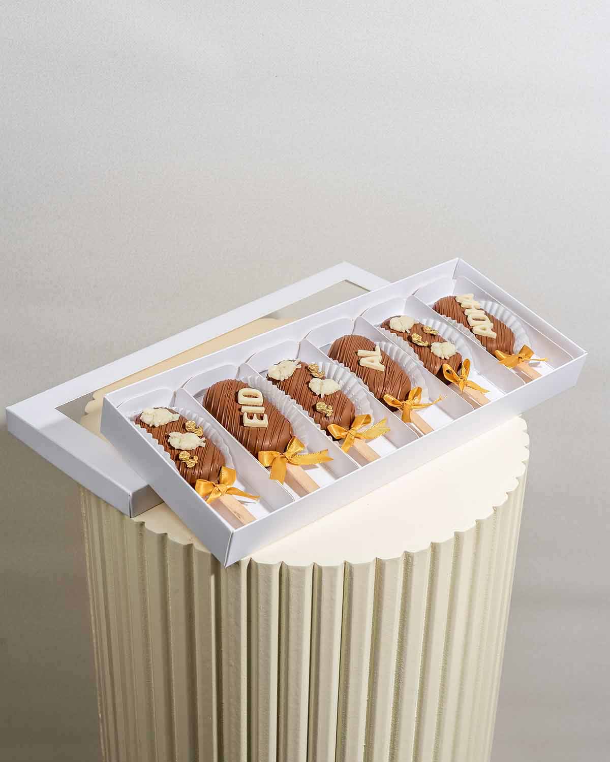 Milk Chocolate CakesiclesChocolate & ConfectioneryYour Gift Contains:• 12pcs Eid Al Adha Chocolate Covered Oreos • Chocolate Weight: 310g• Box Size: 24x18x4cmHandling and Storage • Keep away from direct heat and sunlight• Best stored between 12-18 °C• Not