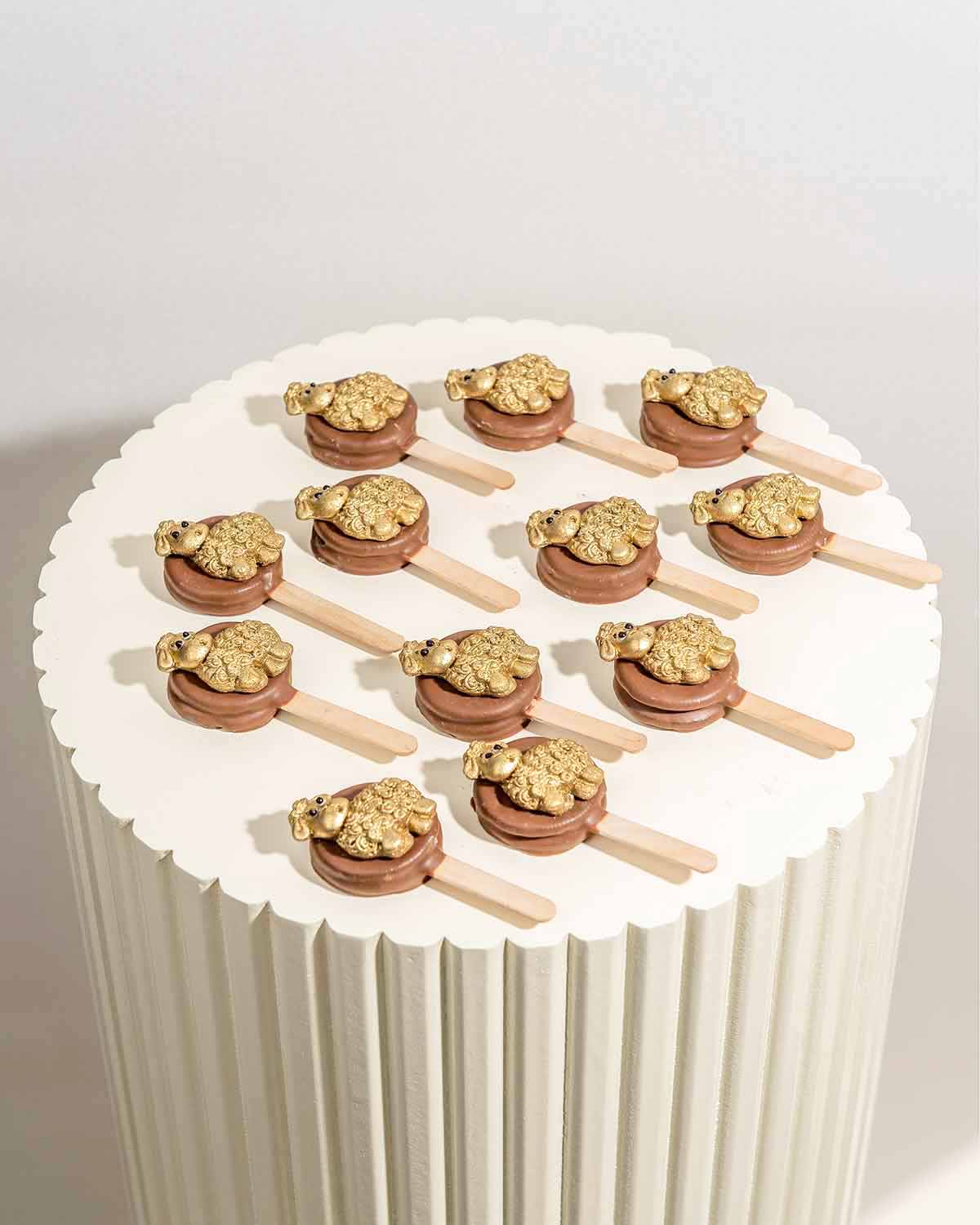 EID AL ADHA Milk chocolate Oreo PopsChocolate & ConfectioneryYour Gift Contains:• 12pcs Eid Al Adha Chocolate Covered Oreos • Chocolate Weight: 310g• Box Size: 24x18x4cmHandling and Storage • Keep away from direct heat and sunlight• Best stored between 12