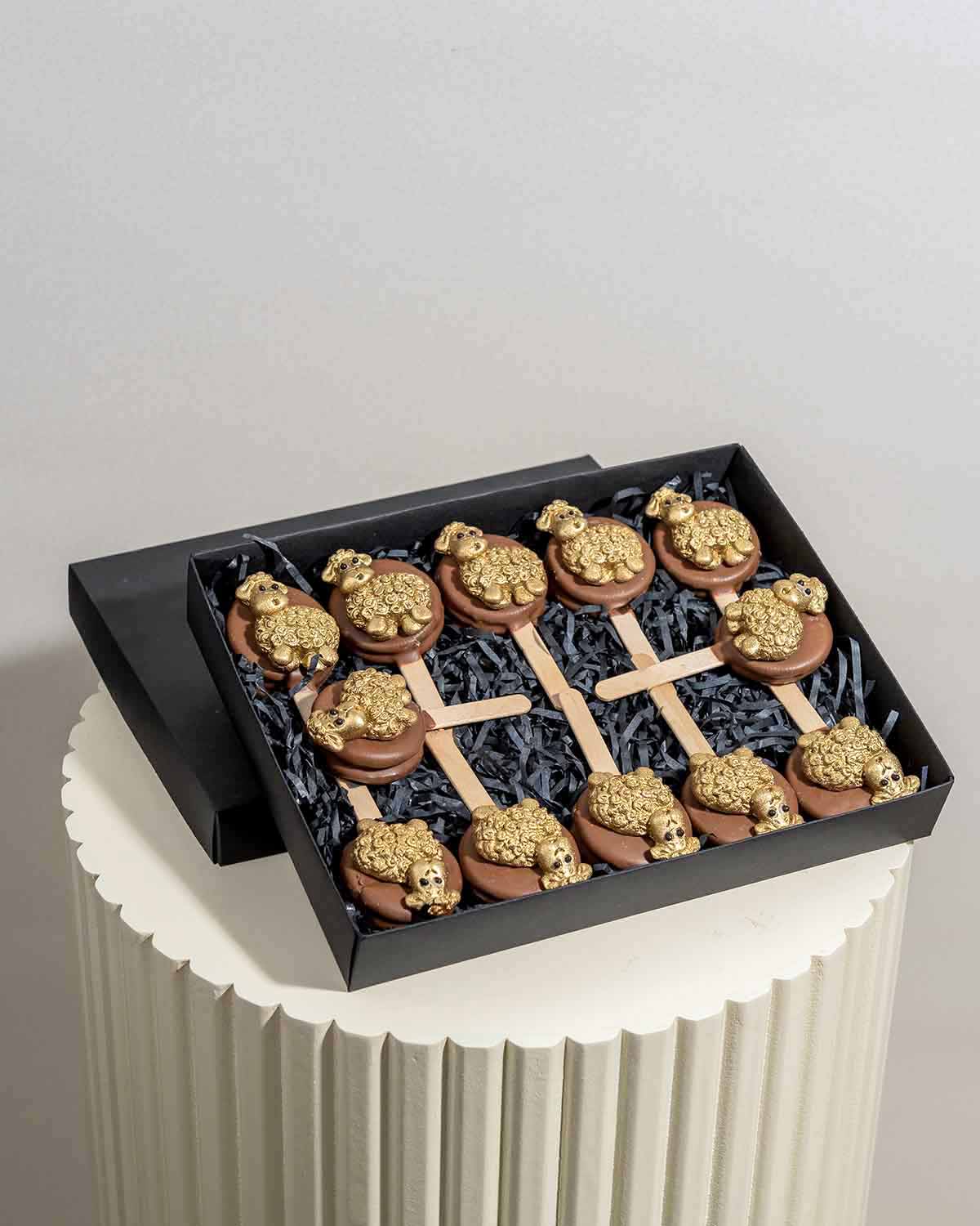 EID AL ADHA Milk chocolate Oreo PopsChocolate & ConfectioneryYour Gift Contains:• 12pcs Eid Al Adha Chocolate Covered Oreos • Chocolate Weight: 310g• Box Size: 24x18x4cmHandling and Storage • Keep away from direct heat and sunlight• Best stored between 12