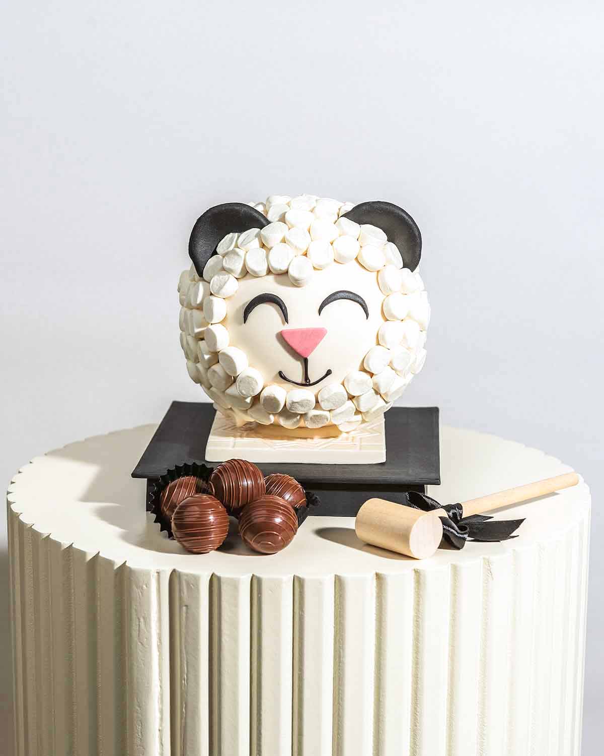 Smashable EID AL ADHA ChocolateChocolate & ConfectioneryYour Gift Contains:• Approx 580g She Grad Smash Ball• 10pcs Milk Chocolate Assorted Truffles • Flavors: Pistachio, Hazelnut, Speculoos, Peanut Butter and Roche • Chocolate size: 12x12x-15cm • 1x Hamm