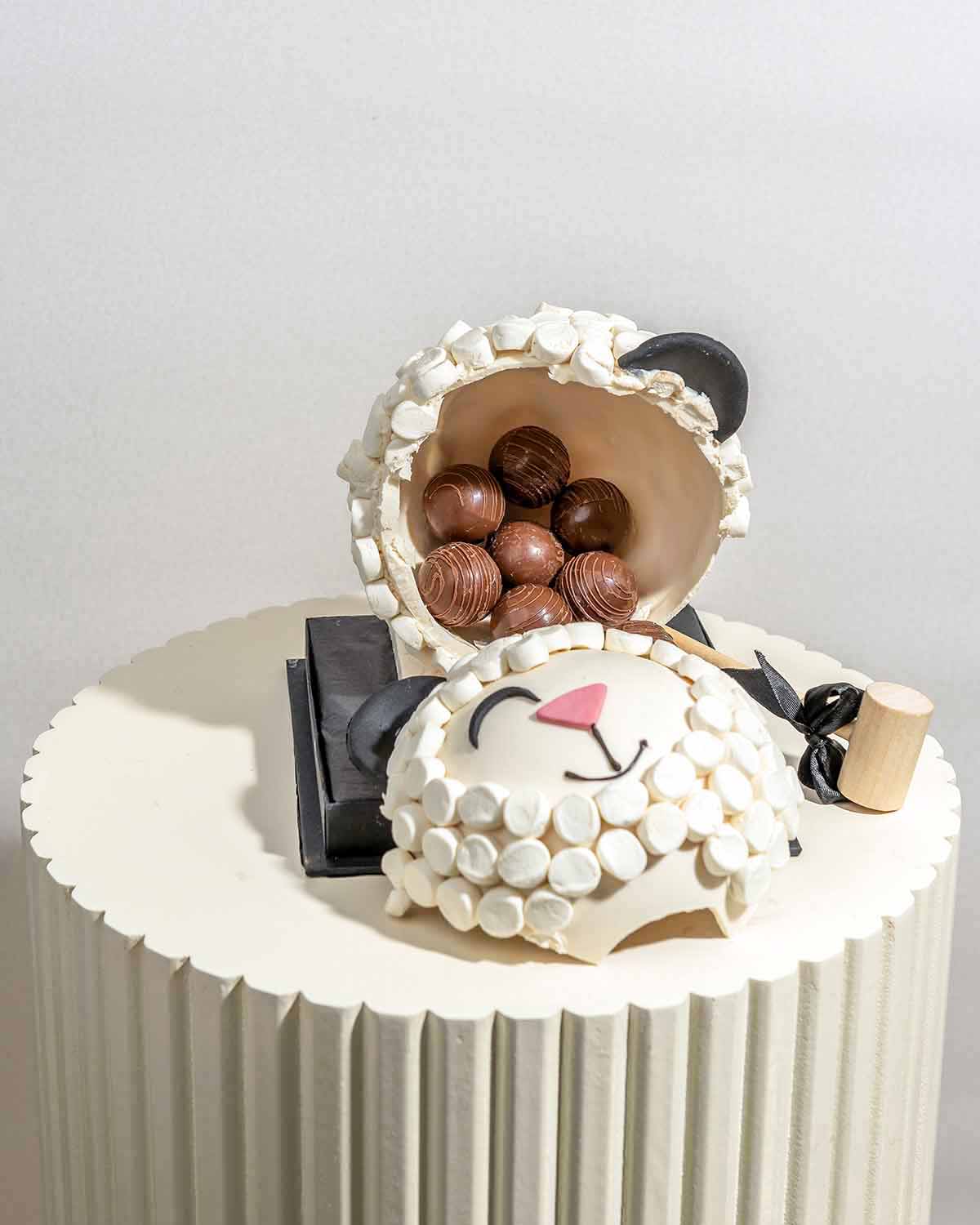 Smashable EID AL ADHA ChocolateChocolate & ConfectioneryYour Gift Contains:• Approx 580g She Grad Smash Ball• 10pcs Milk Chocolate Assorted Truffles • Flavors: Pistachio, Hazelnut, Speculoos, Peanut Butter and Roche • Chocolate size: 12x12x-15cm • 1x Hamm